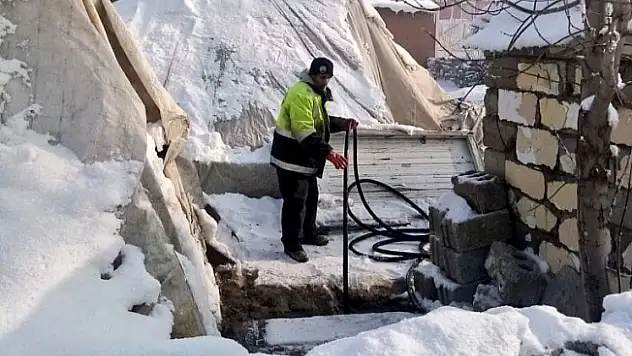 Ağrı'da Belediye Ekipleri Eksi 27 Derecede Çalışıyor