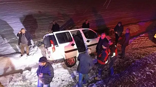 Ağrı'da kar yağışı kazayı getirdi: 3 kişi yaralandı