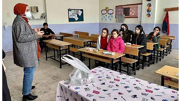 Ağrı'da Kızılay Kadın Kolları çocukların kalplerine dokundu