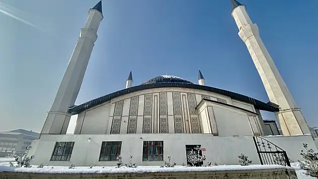 Ağrı'da termometreler eksi 28 dereceyi gördü!