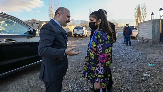 Ağrı Valisi Osman Varol, Birgül Şimşek'i ziyaret etti