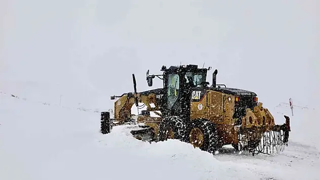 Ağrı'da kar yağışı sonrası 69 köy yolu ulaşıma kapandı!