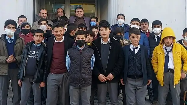 Diyadin Kaymakamı'ndan öğrencilere sinema keyfi