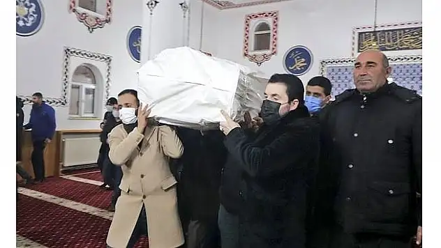 Nişan dönüşü vefat eden iki genç Ağrı'da toprağa verildi