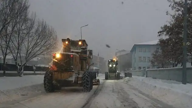 Ağrı Belediyesi'nin kar çalışmaları devam ediyor