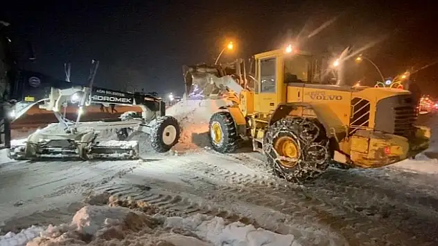 Ağrı'da bir buçuk metreyi bulan kar, ekipler tarafından temizleniyor