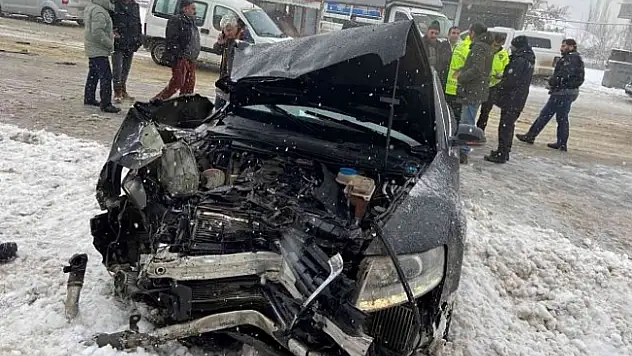 Ağrı'da trafik kazasında 4 kişi yaralandı