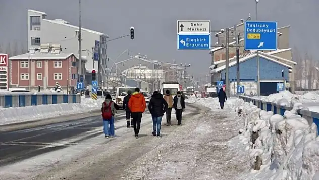 Ağrı beyaza büründü!