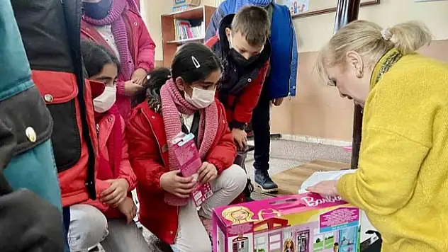 Ağrı'da 5 bin minik öğrenciye oyuncak hediye edildi