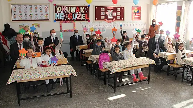 Ağrı'da öğrencilerin karne sevinci