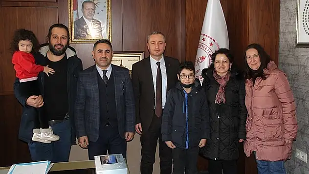 Ağrılı Başarılı Öğrenciler, Müdür Kökrek'i Ziyaret Etti