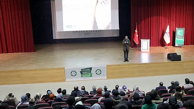 AİÇÜ'de 'Bağımlılıkla Mücadele Konferansı' düzenlendi