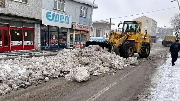 Eleşkirt'te karla mücadele çalışmaları sürüyor