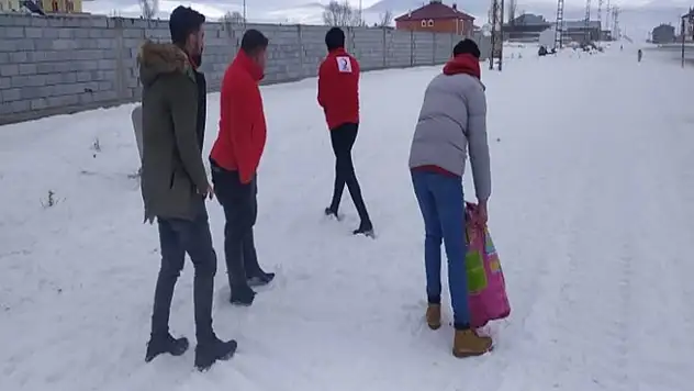 Türk Kızılay Diyadin Gönüllüleri Sokak Hayvanlarına Yem Bıraktı