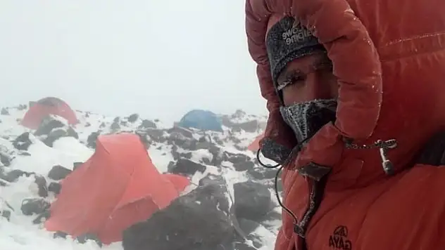 Ağrı Dağı'na tırmanmaya çalışan İranlı dağcılar geri döndü