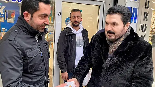 Savcı Sayan vatandaşlara kandil simidi dağıttı