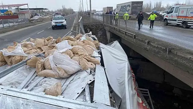 Ağrı'da iki köprü arasına düşen tırın şoförü kıl payı kurtuldu