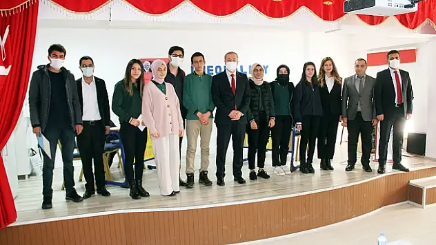 Ağrı'da 'İngilizce Münazara' yarışması yapıldı