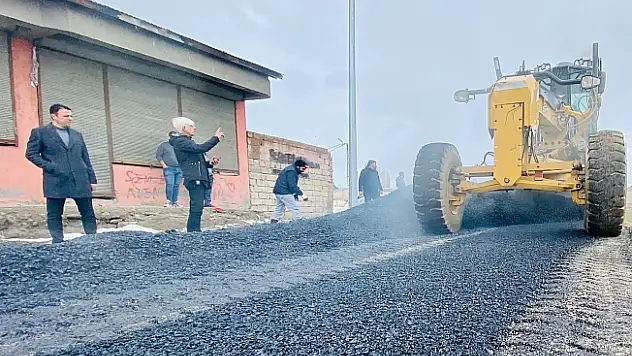 Ağrı'da hasar gören yolların bakım ve onarımı yapılıyor