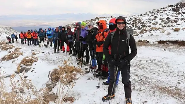 Dağcılar Ağrı Dağı'nda zirve tırmanışına başladı