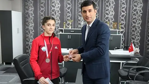 Eleşkirt Kaymakamı, Güreşte Türkiye 3. Olan Aleyna'ya altın ödülü verdi