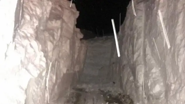 Eleşkirt'te yolu kapanan köye, kardan tünelle ulaşım sağlanıyor