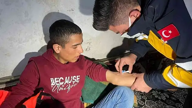 Hamur'da sağlık ekipleri yolu kapanan köydeki çocuk için seferber oldu