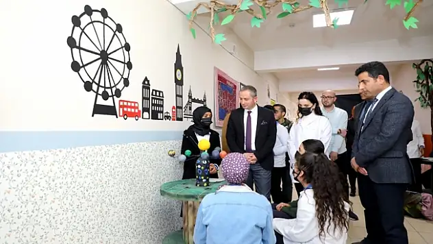 Ağrı'da sıfır atık malzemeleri ile İngilizce sokağı oluşturuldu