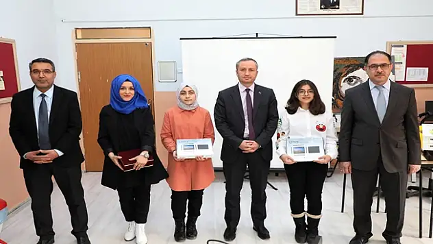 Ağrı Milli Eğitim Müdürü Kökrek, TÜBİTAK bölge birincisi olan öğrencilere tablet hediye etti