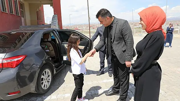 Ağrılı öğrenciler İl Milli Eğitim Müdürünün makam aracıyla okuluna gitti