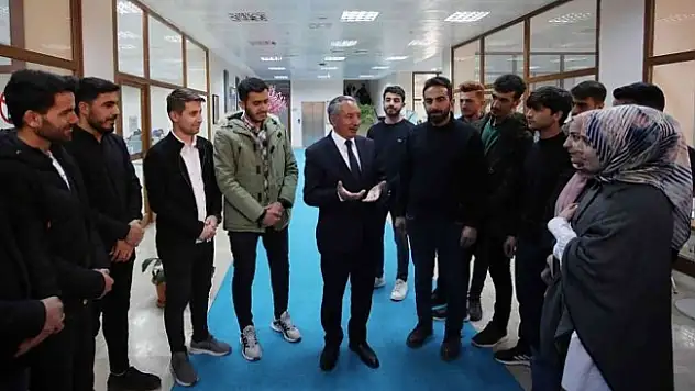 AİÇÜ Rektörü öğrencilere kitap ve satranç takımı hediye etti