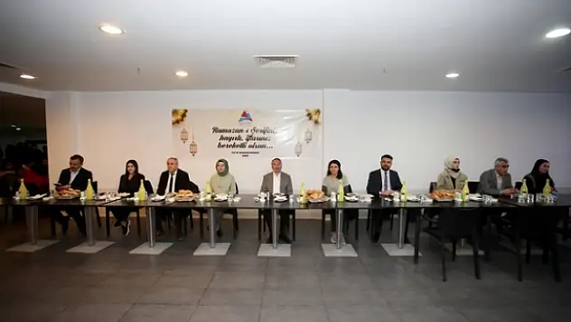 AİÇÜ Rektörü Prof. Dr. Karabulut, öğrencilerle iftarda bir araya geldi