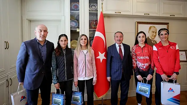AİÇÜ'lü Sporcular Şampiyonalardan Madalyalarla Döndü