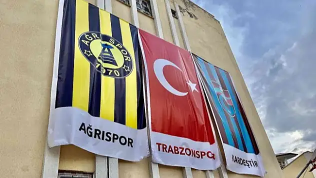 Başkan Sayan, belediye binasına Trabzonspor ve Ağrıspor bayrağını
