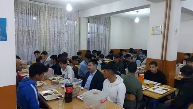 Diyadin Kaymakamı öğrencilerle iftarda bir araya geldi