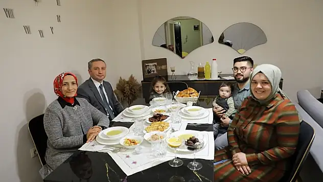 Hasan Kökrek, öğretmen Şencan çiftinin sofrasına misafir oldu