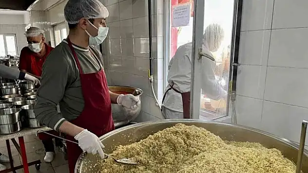 Kızılay Ağrı Şubesi'nden her gün 4 bin 500 kişilik yemek yapılıyor