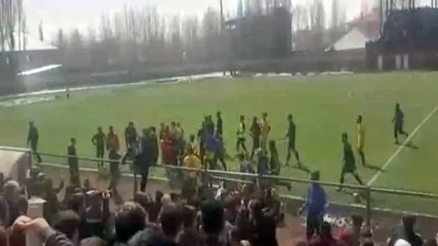 Patnos'ta taraftar sahaya girdi, ortalık karıştı!