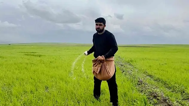 Ağrı'da çiftçiler gübreleme yapmaya başladı