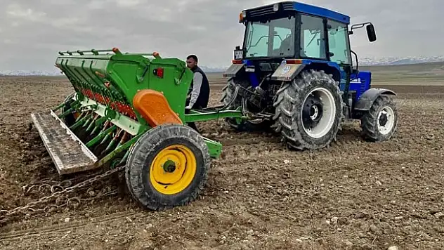 Ağrı'da çiftçilerin mesaisi başladı
