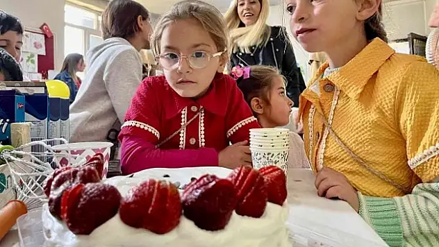 Ağrı'da Çilek Şenliği Düzenlendi
