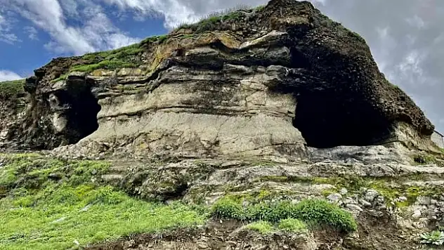 Ağrı'da gözü andıran mağara ilgi çekti