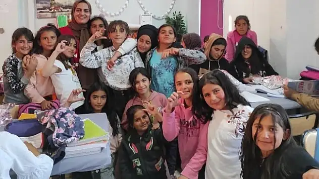 Ağrı'da Kızılay Kadın Kolları, kız çocuklarıyla bir araya geldi