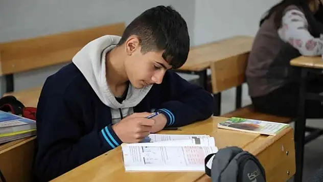 Ağrı'da öğrencilere kitaplar dağıtıldı