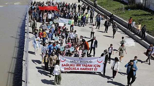 Ağrı'da sağlıklı yaşam yürüyüşü yapıldı