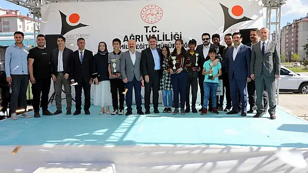 Ağrı'da yazılım ve kodlama yarışmasında ödül verildi