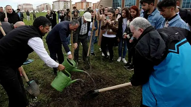 Ağrı İbrahim Çeçen Üniversitesi'nde meyve fidanları dikildi