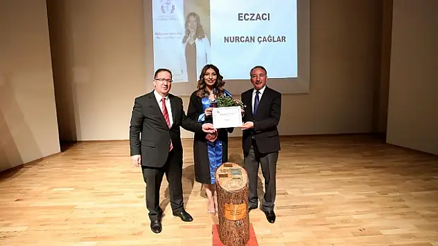 AİÇÜ Eczacılık Fakültesi'nde mezuniyet sevinci