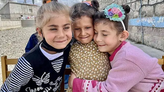 Kızılay Kadın Kolları üyeleri çocukların yüzünü güldürdü