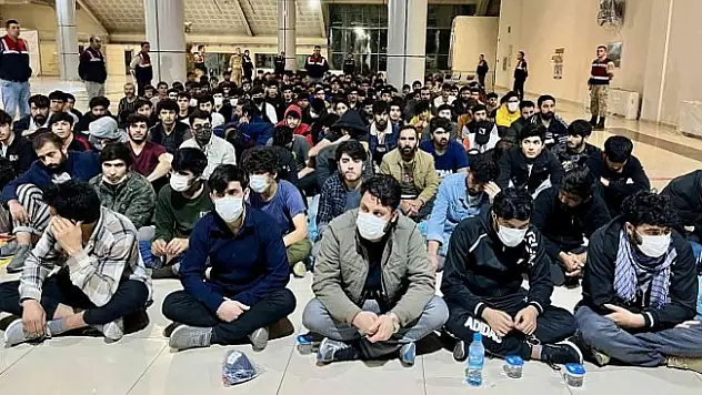 Ağrı'da 227 Afgan göçmen uçakla ülkelerine gönderildi!